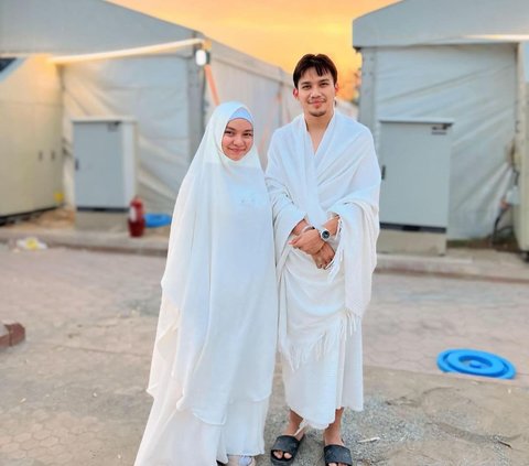 10 Portraits of Witan Sulaiman during Hajj Worship, Wukuf in Arafah with His Wife