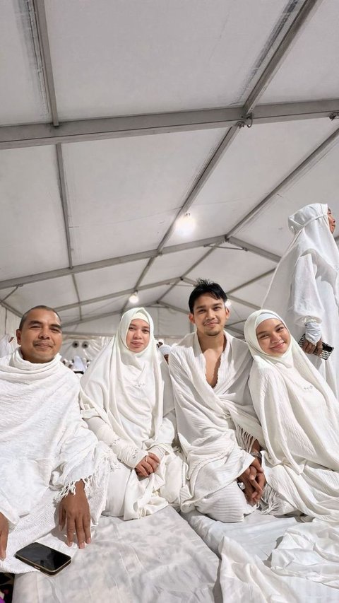 10 Portraits of Witan Sulaiman during Hajj Worship, Wukuf in Arafah with His Wife