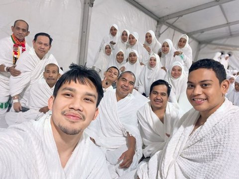 10 Portraits of Witan Sulaiman during Hajj Worship, Wukuf in Arafah with His Wife