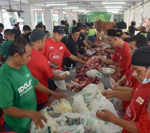 FOTO: Masjid Istiqlal Mulai Sembelih 72 Ekor Hewan Kurban, Ada Sapi Jokowi, Prabowo, Gibran hingga Megawati