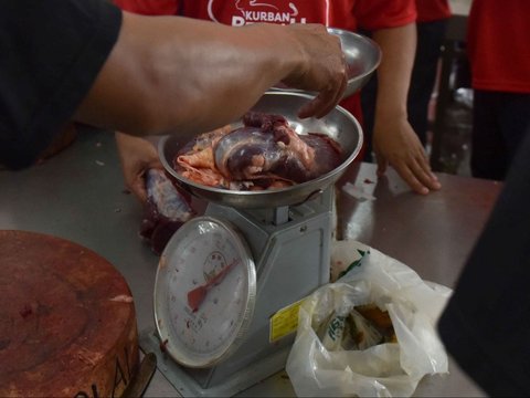 FOTO: Masjid Istiqlal Mulai Sembelih 72 Ekor Hewan Kurban, Ada Sapi Jokowi, Prabowo, Gibran hingga Megawati