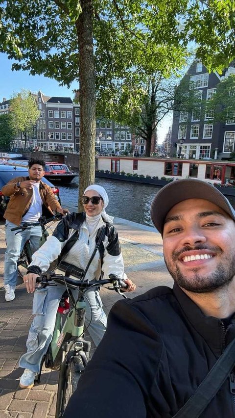 Menjelajahi Amsterdam Dengan Menggunakan Sepeda