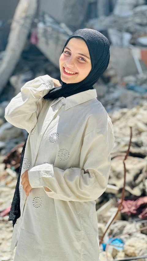 Portrait 1: A Smile in a Black Hijab