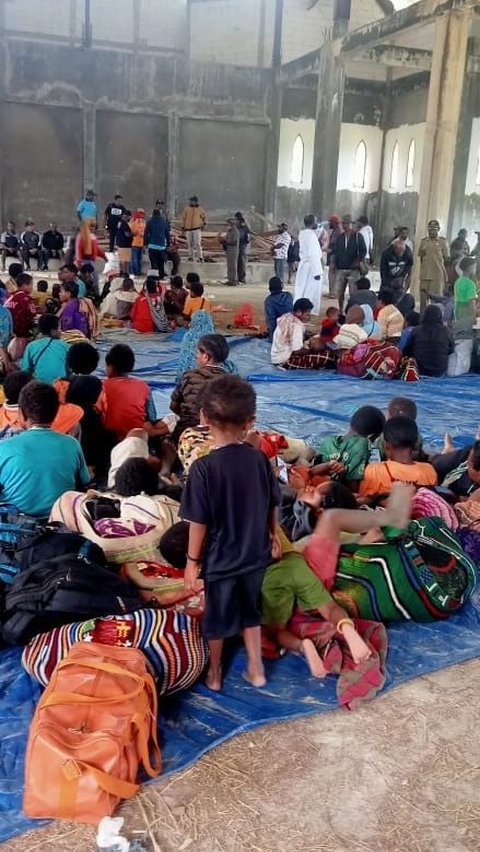Ramai-Ramai Masyarakat Distrik Bibida Paniai Papua Ikut Truk TNI Ngungsi Hindari Teror OPM