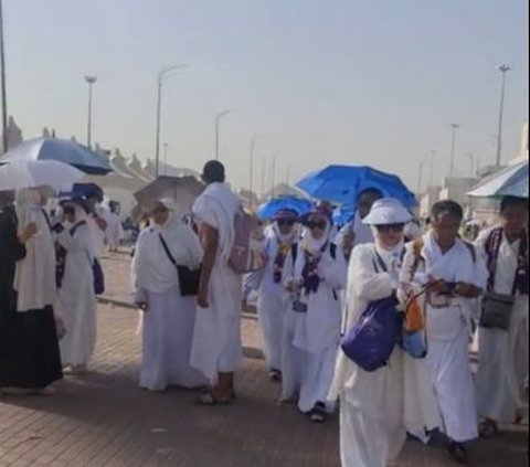 Terlihat beberapa bus yang masih terjebak dan tidak bisa bergerak, sehingga sebagian para jemaah haji memutuskan untuk berjalan kaki menuju Mina.