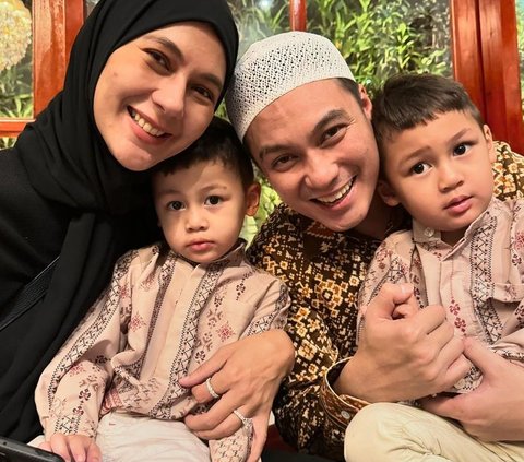 Baim Wong Posting Photo with Late Mother Amidst Rumors of Cracks in His Marriage with Paula Verhoven