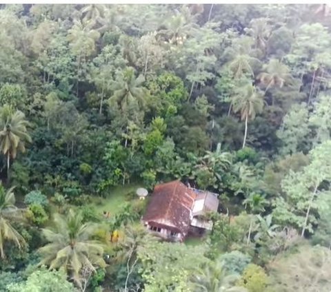 8 Portraits of a House in the Middle of the Forest Owned by a Retired Elderly Civil Servant Couple, Its Appearance is Super Beautiful