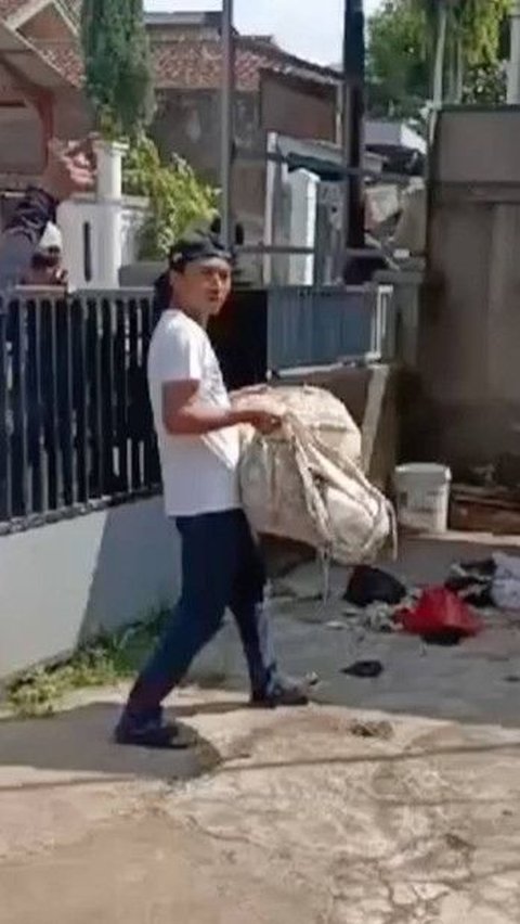Caught Dumping Trash Anywhere, Homeowners in Sumedang Receive Unexpected Delivery, Yard Turns into Landfill