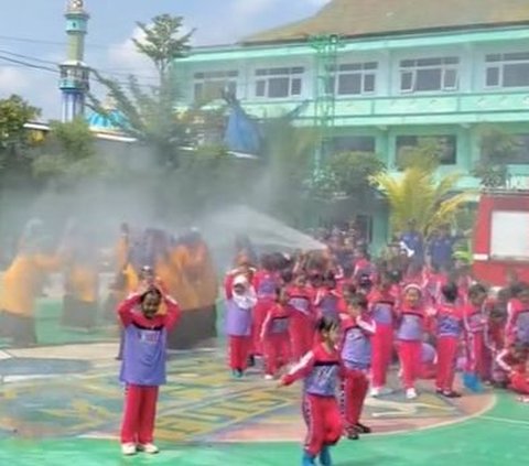 Not Graduation, This Kindergarten Student's Graduation Event Makes a 'Water Party' with Firefighters