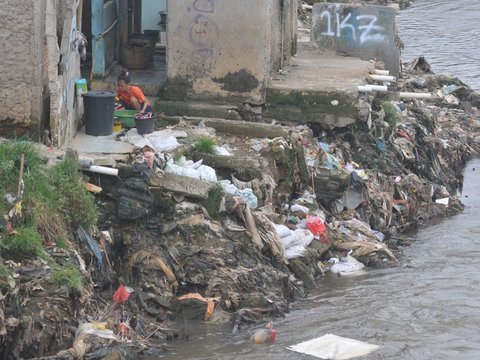 FOTO: Penampakan Deretan Bangunan Kumuh Memadati Bantaran Kali Ciliwung di Tengah Kemiskinan yang Semakin Bertambah