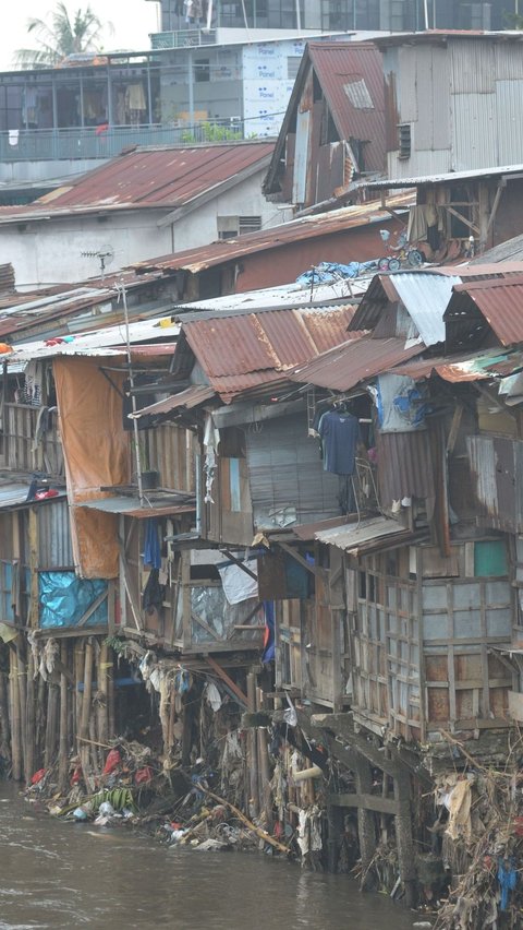 FOTO: Penampakan Deretan Bangunan Kumuh Memadati Bantaran Kali Ciliwung di Tengah Kemiskinan yang Semakin Bertambah