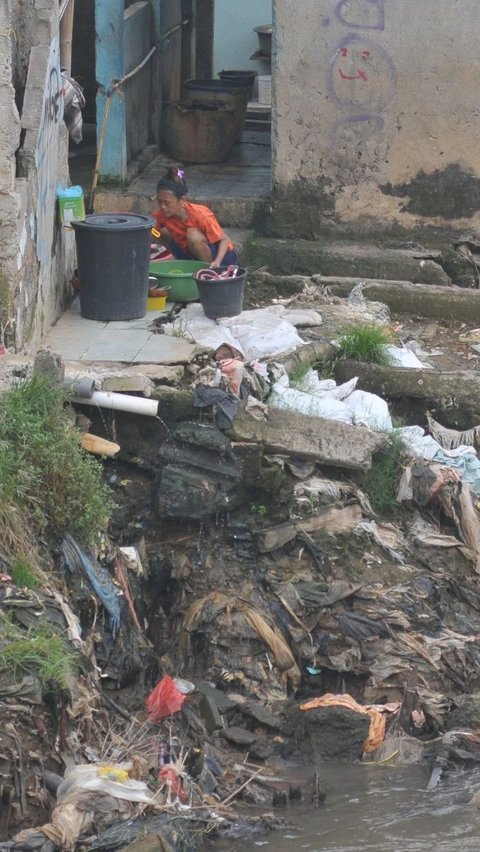 Deretan bangunan kumuh yang berdiri sepanjang bantaran Kali Ciliwung di Jakarta semakin mencolok. Kondisi ini mencerminkan realitas sosial yang memprihatinkan di ibu kota negara. Foto: merdeka.com / Imam Buhori