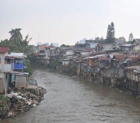 FOTO: Penampakan Deretan Bangunan Kumuh Memadati Bantaran Kali Ciliwung di Tengah Kemiskinan yang Semakin Bertambah
