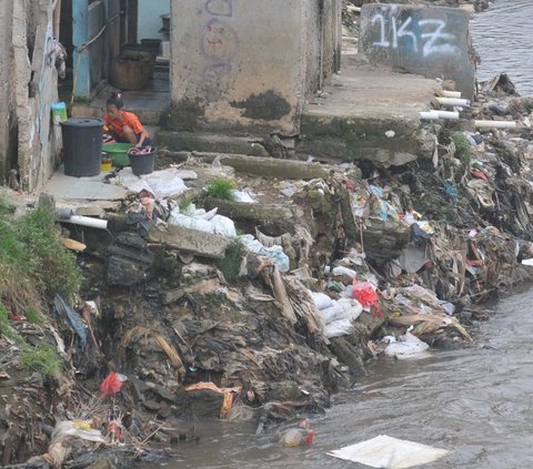 FOTO: Penampakan Deretan Bangunan Kumuh Memadati Bantaran Kali Ciliwung di Tengah Kemiskinan yang Semakin Bertambah