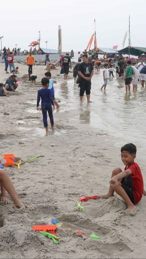 FOTO: Cuti Bersama Iduladha, 22.000 Pengunjung Habiskan Waktu Liburan di Pantai Ancol