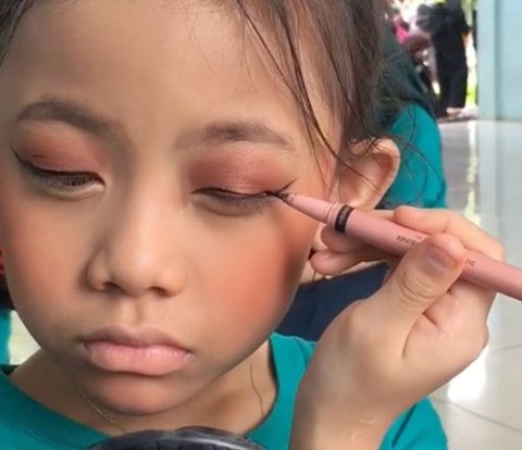 Netizens Shocked to See a Small Child Able to Use Eyeliner Without Tremor: 'Am I Losing to a Kid?'