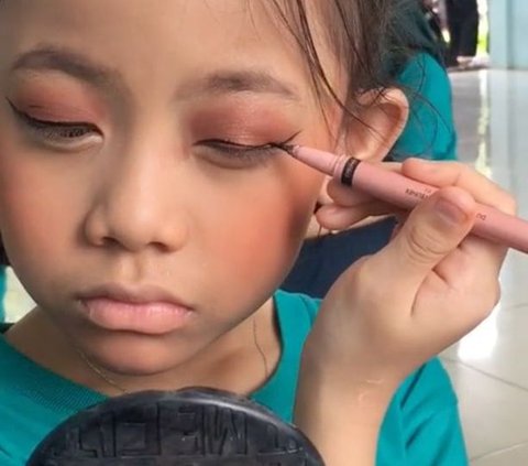 Netizens Shocked to See a Small Child Able to Use Eyeliner Without Tremor: 'Am I Losing to a Kid?'