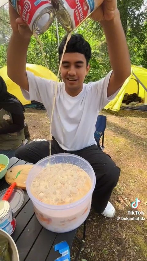 Mereka juga membawa es campur lengkap dengan buah nangka dan susu evaporasi.