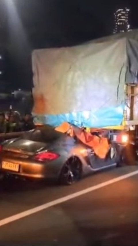 <br>Porsche Seruduk Truk di Tol Dalam Kota, Pengemudi Tewas