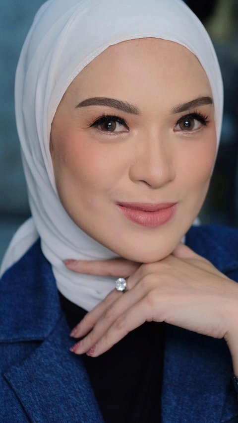 This is a portrait of Delia Septianti, a singer, actress, and presenter who is still active in the entertainment industry of the homeland.