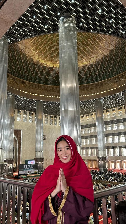 Haruka Nakagawa pertama kali terlihat memakai hijab saat berada di masjid Istiqlal.