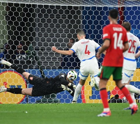 Namun, Portugal dengan cepat berhasil bangkit menyamakan kedudukan di sisa pertandingan. <br><br>Skor bertambah untuk Portugal didapat dari bantuan gol bunuh diri Robin Hranac di menit ke-69. Foto: Reuters<br>