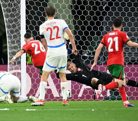 Hingga pada akhirnya Portugal berhasil menggandakan skor lewat aksi Francisco Conceicao yang berhasil mencetak gol kemenangan di menit 90+2. Foto: Reuters <br>
