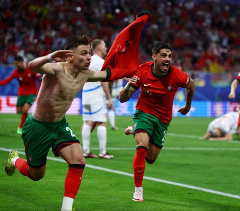Francisco Conceicao  langsung merayakan gol spektakulernya bersama Pedro Neto. <br><br>Gol kedua untuk Timnas Portugal ini sekaligus menjadi penutup akhir pertandingan babak kedua. Foto: Reuters<br>