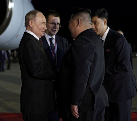 Presiden Rusia Vladimir Putin mendapat sambutan sangat hangat dari pemimpin Korea Utara Kim Jong Un di Pyongyang. Dalam kunjungan itu mereka bersepakat untuk membangun kerja sama baru dan memperluas hubungan bilateral antara kedua negara. Foto: Reuters<br>