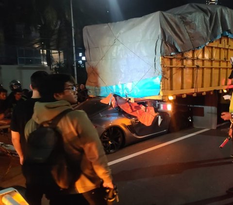 Kronologi Lengkap Kecelakaan Maut Porsche Tabrak Truk Sampai Tersangkut 150 Meter