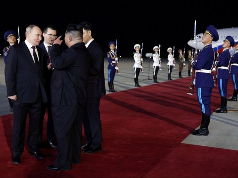 FOTO: Mesra Bertemu di Pyongyang, Begini Gaya Putin dan Kim Jong Un Ketika Salaman, Senyum Semringah Merekah di Atas Karpet Merah