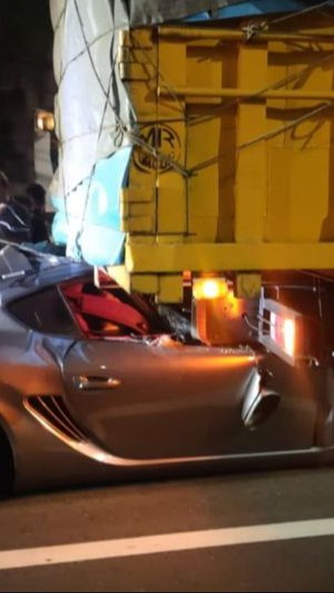 Ini Penampakan Porsche Cayman usai Tabrak Truk dari Belakang, Ringsek Parah