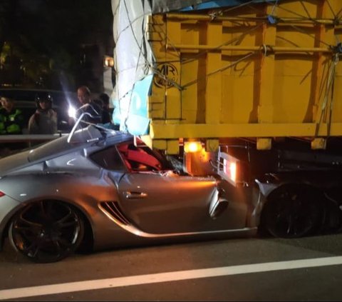 Ini Penampakan Porsche Cayman usai Tabrak Truk dari Belakang, Ringsek Parah