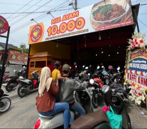 Dengan bermodalkan nekat, tekad kuat dan semangat pantang menyerah, ia berhasil membangun bisnis mie ayam yang kini menginspirasi banyak orang.