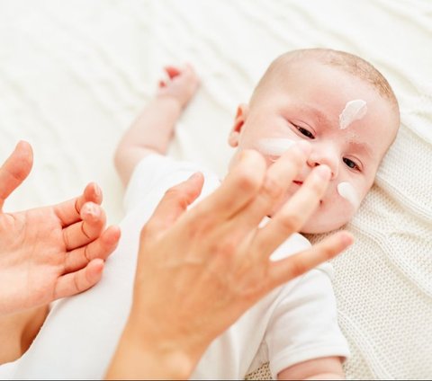 Not Powder, This is Important Skincare for Babies After Bathing