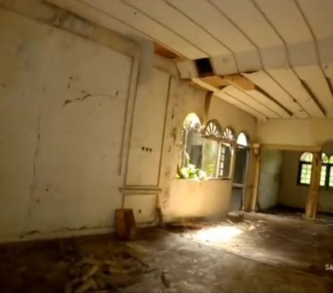 Terbengkalai 30an Tahun dan di Halamannya Ada Makam Korban Banjir Bandang, Rumah Artis Senior Ini Sungguh Mencekam