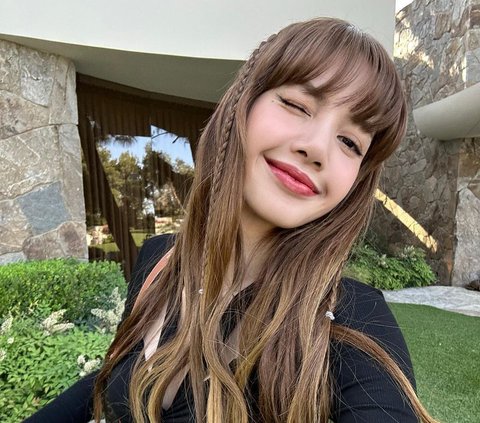 Create an 'Anti Split' Bangs like Lisa Blackpink, Only with Pomade