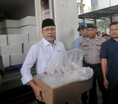 Menteri Perdagangan (Mendag) Zulkifli Hasan menyalurkan 174 hewan kurban kepada masyarakat dan pekerja di wilayah Kantor Kementerian Perdagangan (Kemendag) Jakarta, Rabu (19/6/2024). Foto: merdeka.com / Imam Buhori