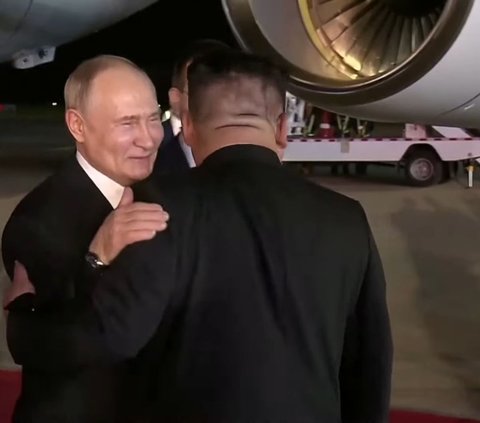Hugged by Kim Jong Un during Visit to North Korea, Vladimir Putin Rides 'Anti-Drowning' Car