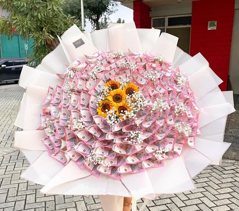 So Sad! Guy Surprises with Rp35 Million Flower Bouquet, His Girlfriend Rejects It Because It's in Rupiah: 'I Asked for It in Dollars!'