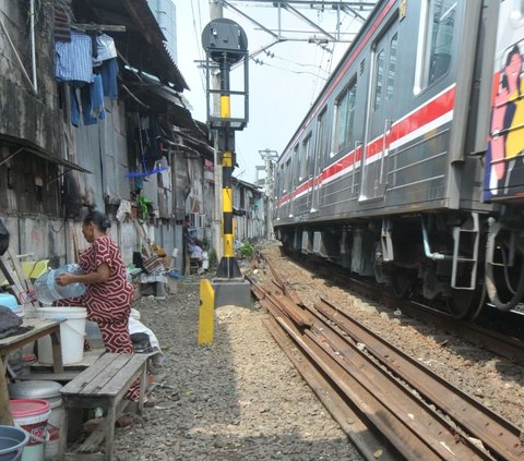 Sederet bangunan permukiman kumuh sudah berdiri lama di sepanjang rel kereta Kawasan Cideng, Jakarta, Rabu (19/6/2024). Foto: merdeka.com / Imam Buhori<br>