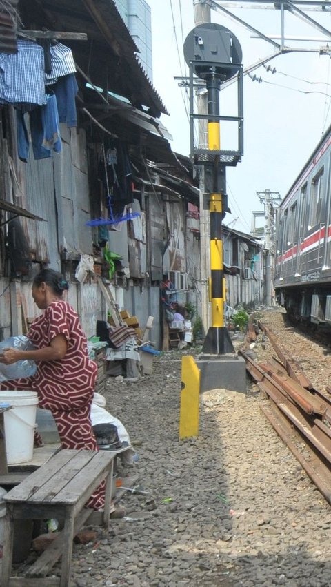 FOTO: Potret Keprihatinan: Kisah Ibu Amina Hidup dari Kecil sampai Punya Cucu di Pinggir Rel Kereta