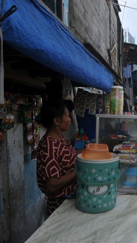 Ia berdagang makanan ringan dan minuman yang murah meriah untuk jajanan anak-anak. Foto: merdeka.com / Imam Buhori<br>