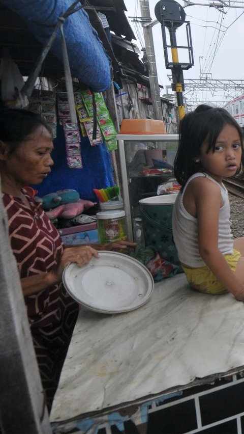 Ibu Amina membuka warung kecil yang selalu ramai oleh anak-anak yang jajan di tempatnya. Foto: merdeka.com / Imam Buhori<br>