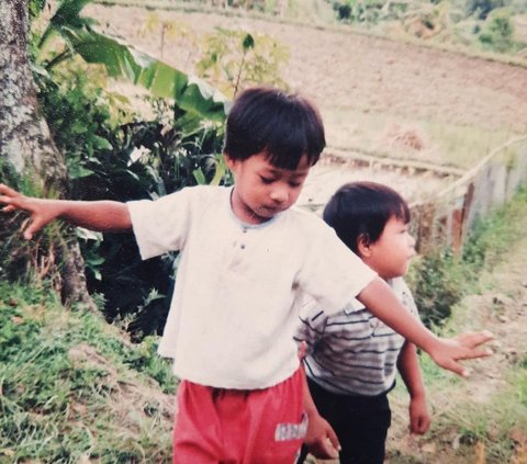 This Boy with His Younger Sibling is Now a Famous Comedian, Can You Guess?