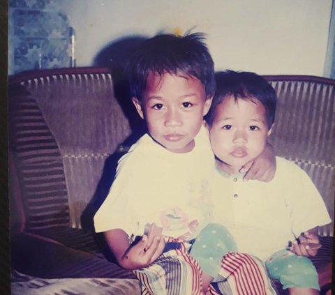 This Boy with His Younger Sibling is Now a Famous Comedian, Can You Guess?