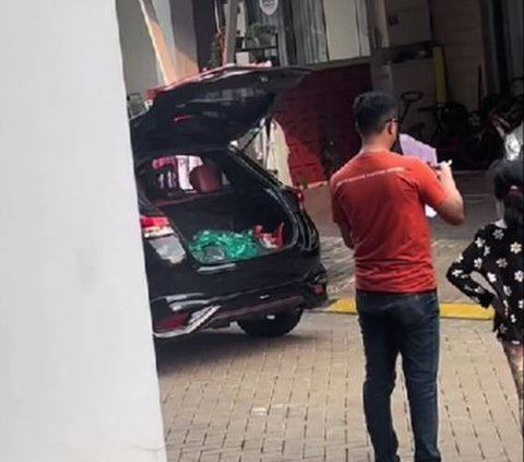 Bukan Pikap, Bagi-Bagi Daging Hewan Kurban Pakai Toyota Yaris