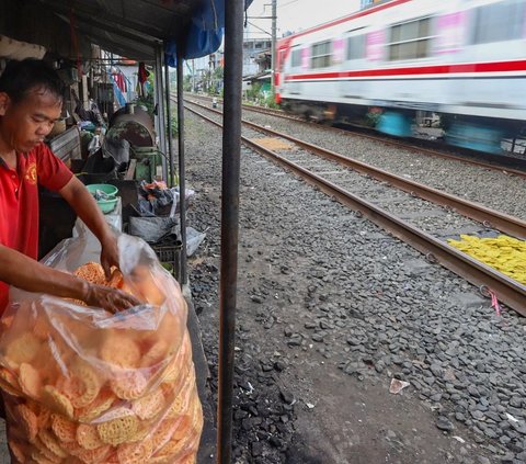 Pekerja menggoreng kerupuk di industri rumahan, kawasan Peninggaran, Kebayoran Lama, Jakarta, Rabu (19/2024). Peran UMKM sangat besar bagi pertumbuhan perekonomian Indonesia, dengan jumlahnya mencapai 99 persen dari keseluruhan unit usaha. Tercatat pada tahun 2023 pelaku usaha UMKM mencapai sekitar 66 juta. Kontribusi UMKM mencapai 61 persen dari Pendapatan Domestik Bruto (PDB) Indonesia, setara Rp9.580 triliun.