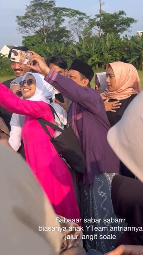 Viral Sheila on 7 Ambassador Surrounded by Mothers After Eid al-Adha Prayer