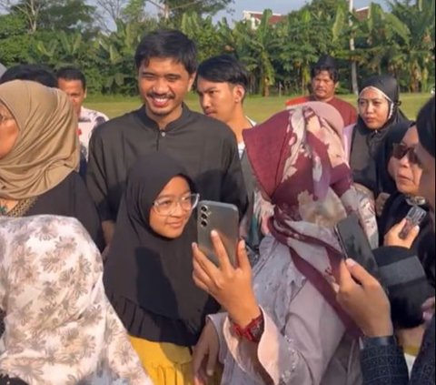 Viral Sheila on 7 Ambassador Surrounded by Mothers After Eid al-Adha Prayer
